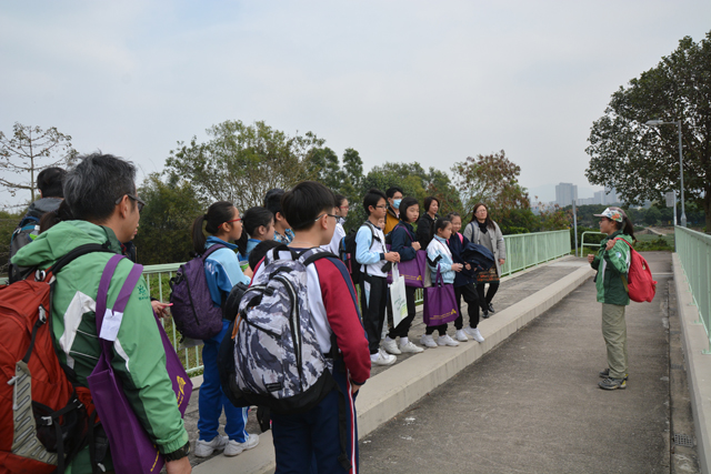 本中心郭志泰校長及長春社同事為參賽師生簡介塱原背景。([640]DSC_5588.jpg)